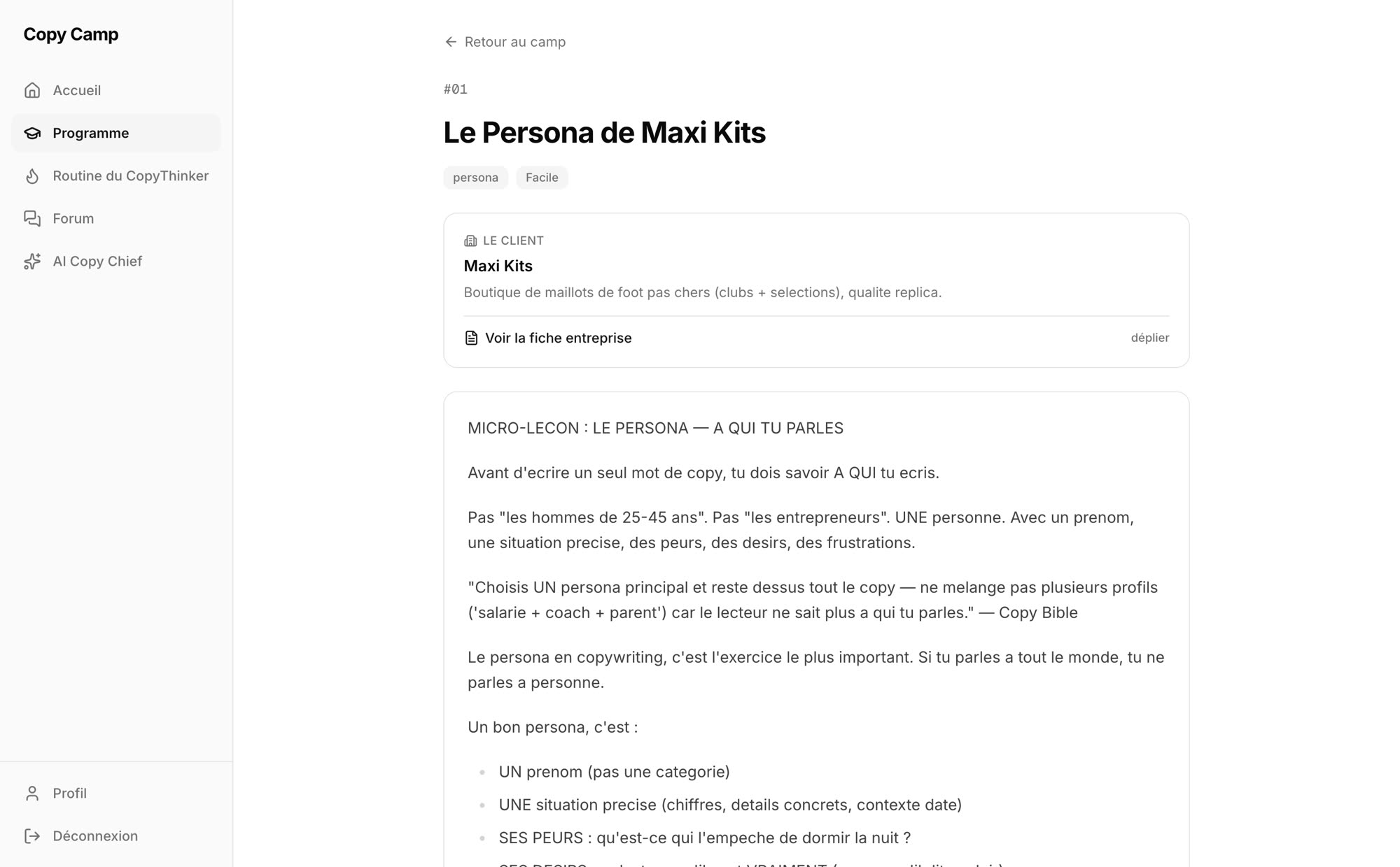 Un exercice du Copy Camp : la fiche du client Maxi Kits, la micro-leçon, et l’espace où l’élève écrit.