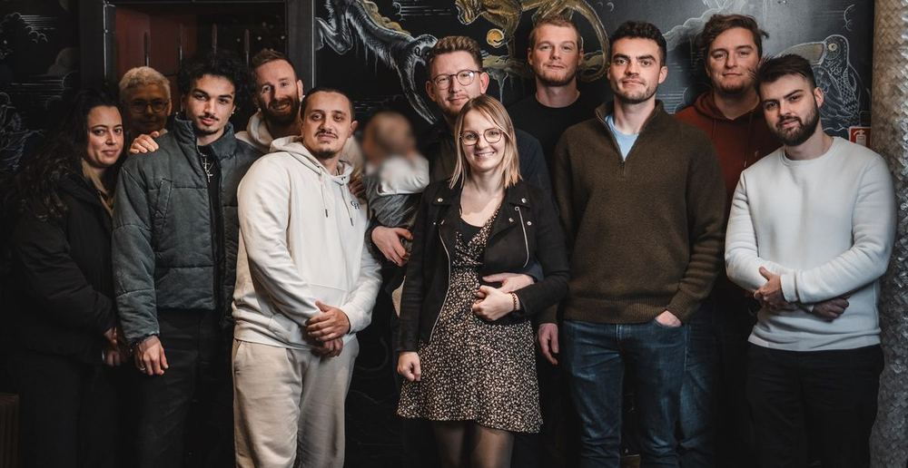 Une douzaine de membres du Copy Camp réunis pour une photo.