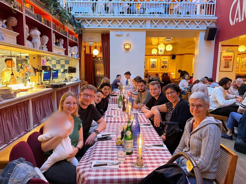 Les membres du Copy Camp attablés au restaurant.